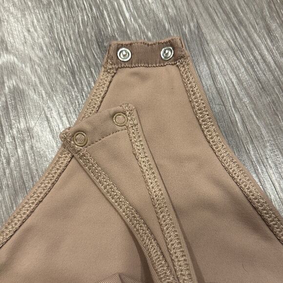 Aritzia Babaton Contour Square Neck Bodysuit Tan Short Sleeve Basic Layer Medium - Picture 9 of 11